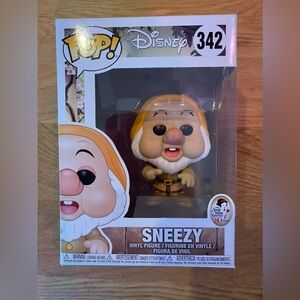 Funko POP Sneezy 342